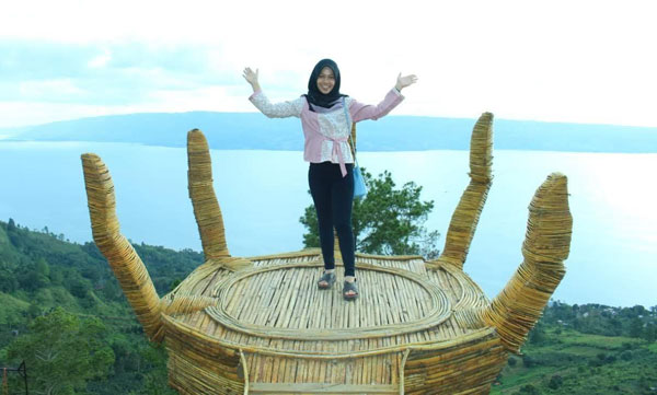 Photo opportunities with the magnificent lake Toba in the background at the tree house café on the way to Berastagi.