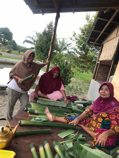 Ana and family making lemang