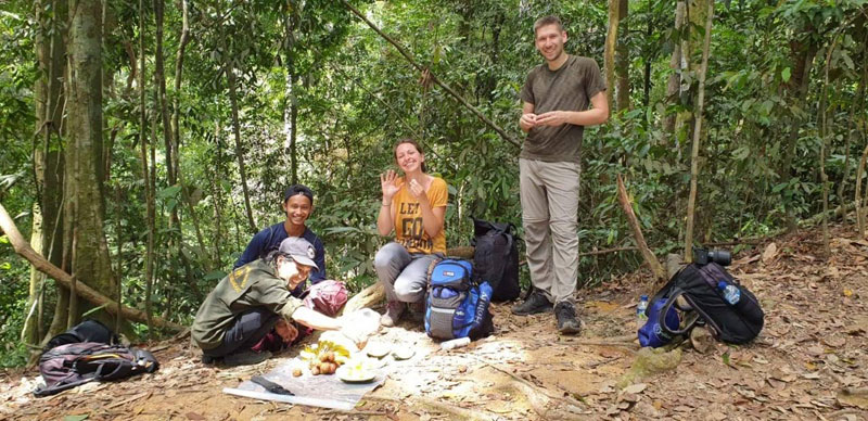 Guides Fabio and Apri stop for a snack with guests.