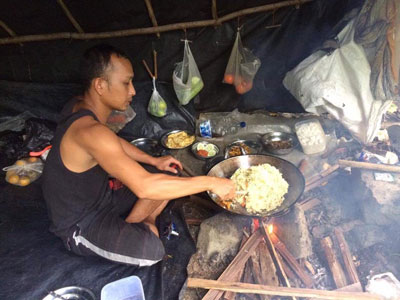 Jungle kitchen with guide Dor cooking up some delicious nasi goreng!